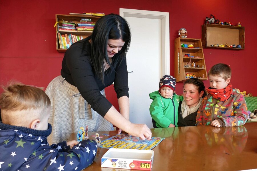 Augustusburger Spielzeugtauschbörse begeistert auch die Eltern - Bei der Spielzeugtauschbörse nimmt sich Sarah Bonitz (2. v. l.) die Zeit, mit den Kindern die Spiele auch auszuprobieren und zu erklären.