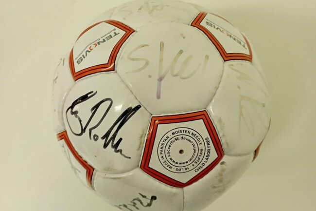 Auf dem Ball haben Spieler des CFC von der Mannschaft aus der Saison 2003/2004 unterschrieben, darunter Tomislav Zivic, Markus Ahlf und Frank Rohde. 
