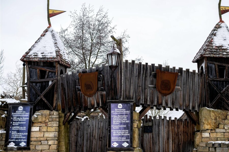 Auktionator bietet Freizeitpark in der Sächsischen Schweiz jetzt zum Schnäppchengebot an - Aus und vorbei: Die Tore sind schon seit Jahren verschlossen. Der Freizeitpark Steinreich“ unweit der berühmten Bastei wird nun meistbietend versteigert.