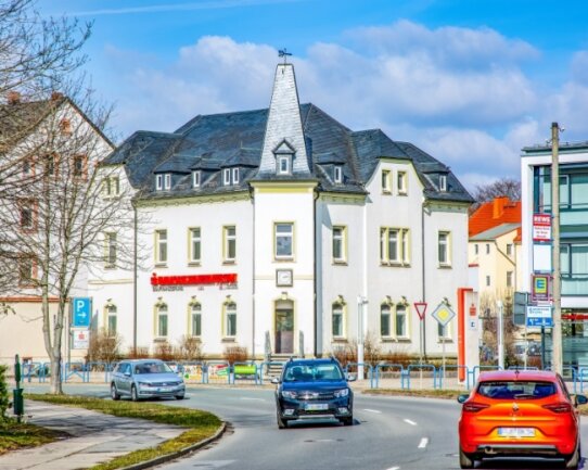 Das frühere Rathaus der Stadt Flöha an der Augustusburger Straße wird zum Wohnhaus mit altersgerechten Wohnungen umgebaut. Zuletzt wurde das Gebäude von der Sparkasse genutzt, steht aber seit Jahren leer. 
