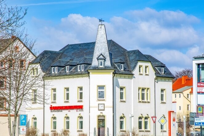 Das frühere Rathaus der Stadt Flöha an der Augustusburger Straße wird zum Wohnhaus mit altersgerechten Wohnungen umgebaut. Zuletzt wurde das Gebäude von der Sparkasse genutzt, steht aber seit Jahren leer. 