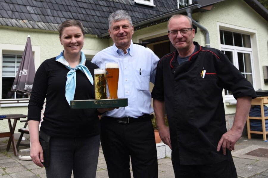 Rolf (rechts) und Rose Sasse haben die Gaststätte "Zur Tanne" in Tannenbergsthal von Steffen Linke (Mitte) gekauft. Nach 35 Jahren sagt er dem Vogtland Adieu. 
