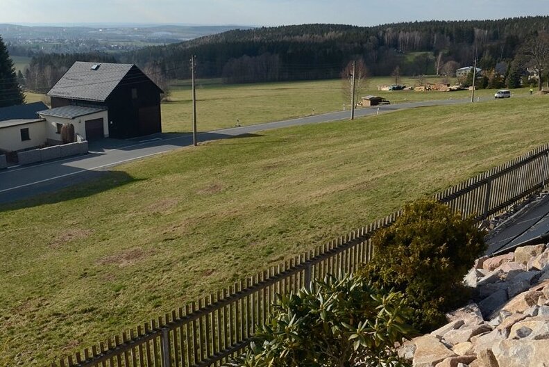 Aus Brachland soll in Schnarrtanne Bauland werden - Freie Flächen gibt es in Schnarrtanne wie zum Beispiel an der Vogelsgrüner Straße genug. Aber gebaut werden darf nicht. 