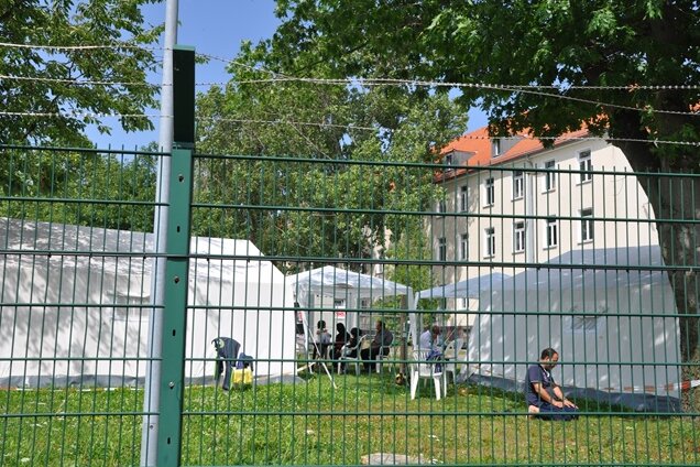 Aus dem "Islamischen Staat" ins Camp Ebersdorf - Erstaufnahmelager Chemnitz-Ebersdorf: Diese syrischen Flüchtlinge kamen am Samstag an und wurden in Zelten untergebracht.