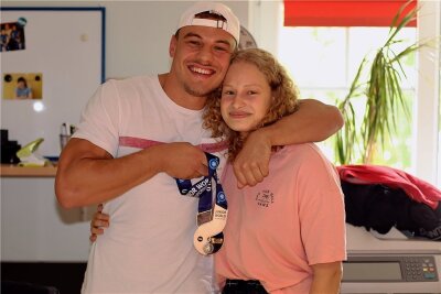 Aus dem Krankenbett in den Medaillenhimmel - Ringerin aus dem Erzgebirge holt Junioren-WM-Silber - Bruder Chris Schneider freut sich mit seiner Schwester Lilly über die Silbermedaille. 