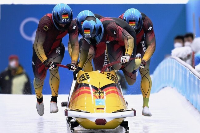 Bobpilot Francesco Friedrich rast mit seinen Teamgefährten Candy Bauer, Thorsten Margis und Alexander Schüller zum Olympiagold. 