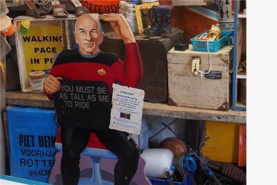 Aus dem Meer getrieben - Blick ins Juttersmuseum "Flora" in den Niederlanden: Die "Star Trek"-Figur Captain Picard war von einer Kirmes am Brightoner Pier in England ins Meer geweht worden. 
