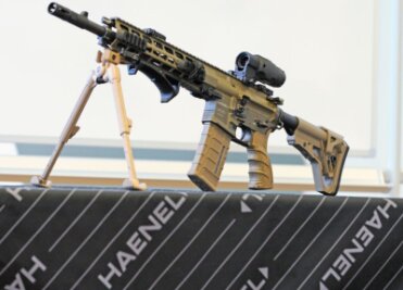 Das halbautomatische Sturmgewehr Modell CR223 steht auf einem Tisch in der Firmenzentrale von C.G. Haenel.