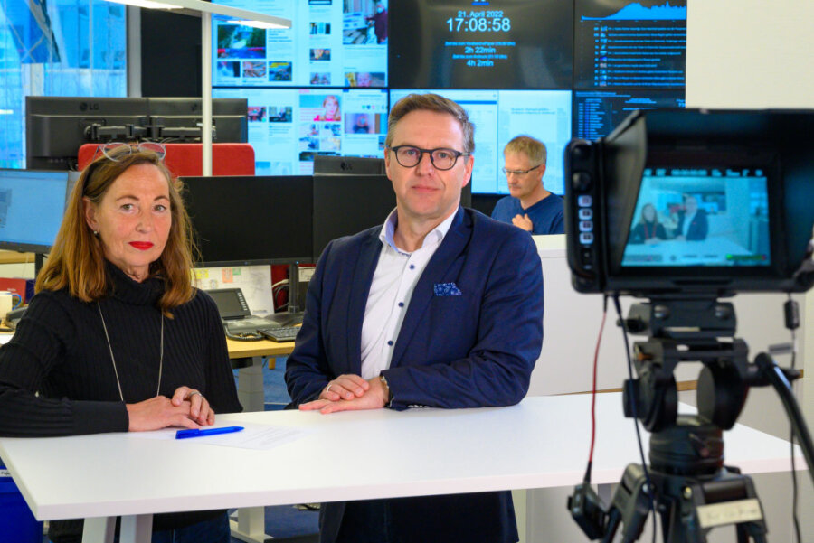 Politikredakteurin Antje Kloppenburg und Chefredakteur Torsten Kleditzsch im Newsroom.
