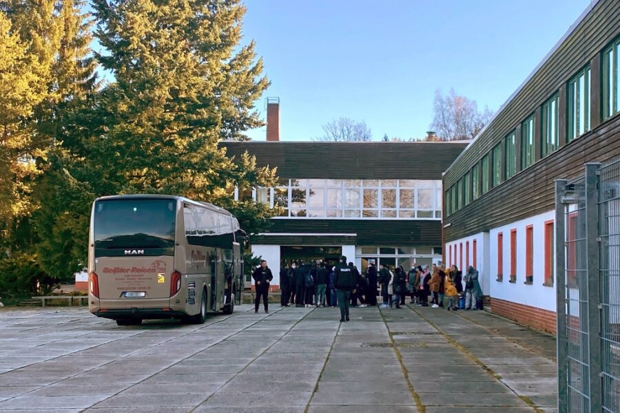Ein Bus mit 41 Menschen erreicht das ehemalige Pionierlager in dem Chemnitzer Ortsteil.