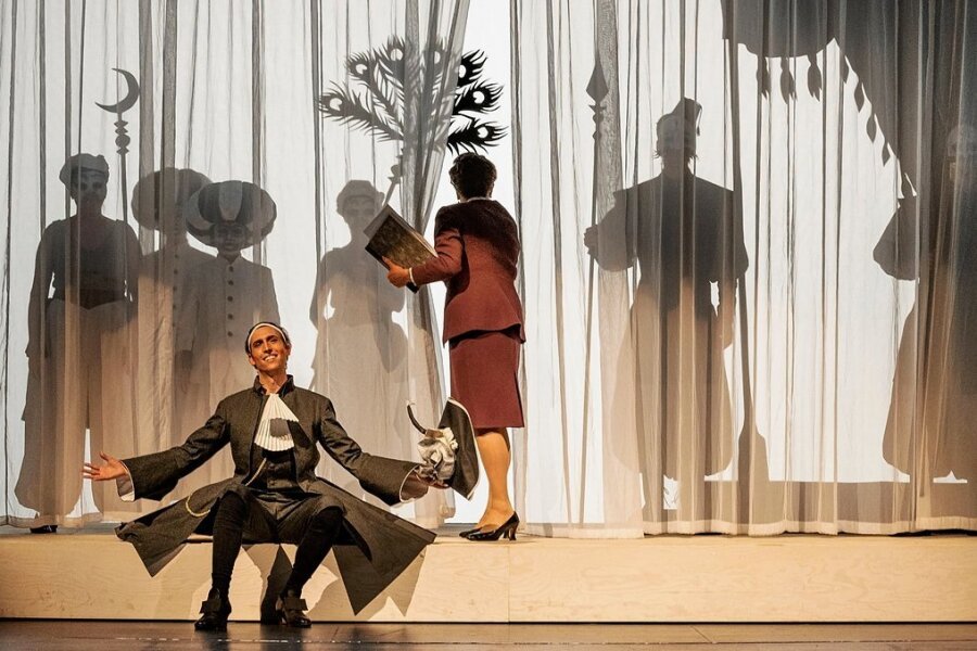 Thomas Kiechle als Belmonte und Sylvia Schramm-Heilfort als Erzählerin in der neu inszenierten "Entführung aus dem Serail" an der Oper Chemnitz. 