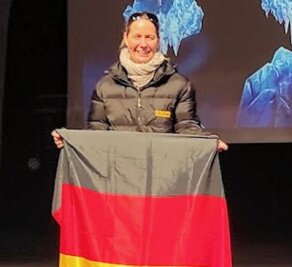 Aus dem Siebenlehner Bad zum WM-Gold - Gleich zweimal stand die Freibergerin Katleen Schierz bei der Eisschwimm-WM in Frankreich auf dem obersten Treppchen.