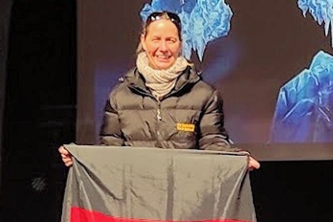 Aus dem Siebenlehner Bad zum WM-Gold - Gleich zweimal stand die Freibergerin Katleen Schierz bei der Eisschwimm-WM in Frankreich auf dem obersten Treppchen.