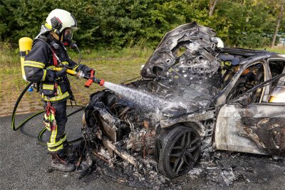 Aus der Autotraum: Mercedes brennt in Auerbach völlig aus - Ein Mercedes E-Klasse brennt im Auerbacher Ortsteil Brunn völlig aus. Die Feuerwehr Auerbach löscht den Brand.