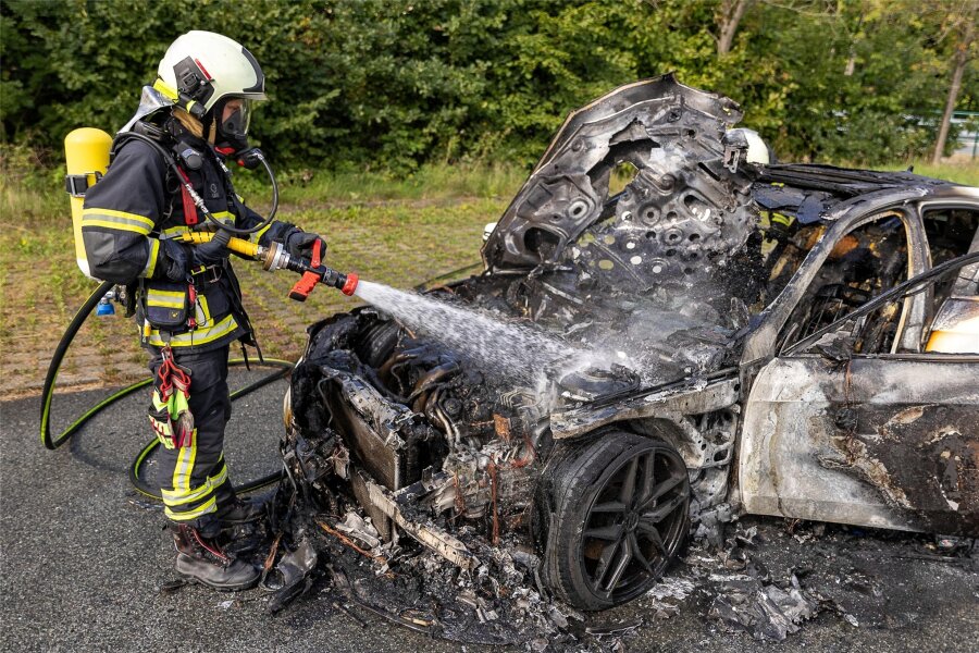 Aus der Autotraum: Mercedes brennt in Auerbach völlig aus - Ein Mercedes E-Klasse brennt im Auerbacher Ortsteil Brunn völlig aus. Die Feuerwehr Auerbach löscht den Brand.