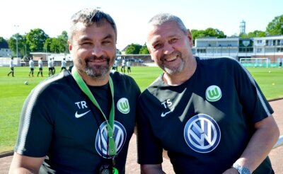 Aus der Bundesliga zu Merkur - Nach gemeinsamen Zeiten bei den A-Junioren des VfL Wolfsburg sind sie jetzt quasi Trainerkollegen: Thomas Sesselmann (rechts) beim SV Merkur Oelsnitz, Thomas Reis (links) beim Bundesligisten VfL Bochum. 