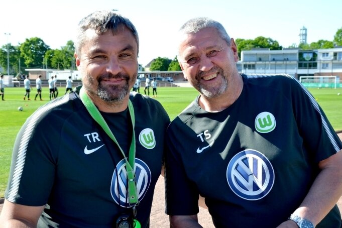 Aus der Bundesliga zu Merkur - Nach gemeinsamen Zeiten bei den A-Junioren des VfL Wolfsburg sind sie jetzt quasi Trainerkollegen: Thomas Sesselmann (rechts) beim SV Merkur Oelsnitz, Thomas Reis (links) beim Bundesligisten VfL Bochum. 