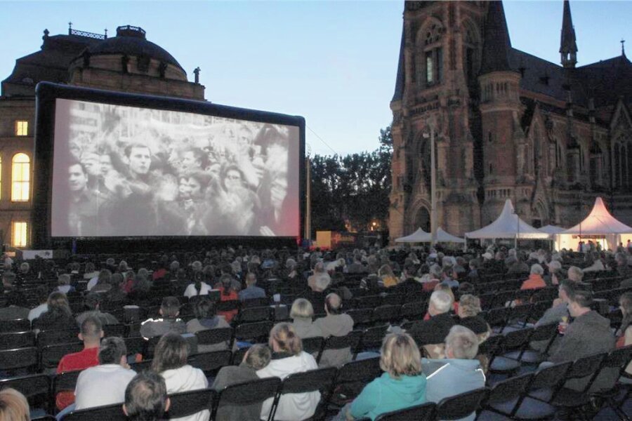 Aus der Filmnächte für 2023: Zweiter Schlag in den Festivalkalender der Stadt - So sah es im Vorjahr an vielen Abenden zu den Filmnächten auf dem Theaterplatz aus. 