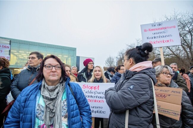 Aus der Paracelsus-Klinik in Reichenbach: "Auf uns hat keiner gehört" - Betriebsratschefin Sylvia Tausche bei der Protestaktion jüngst vor dem Kreistag in Plauen.