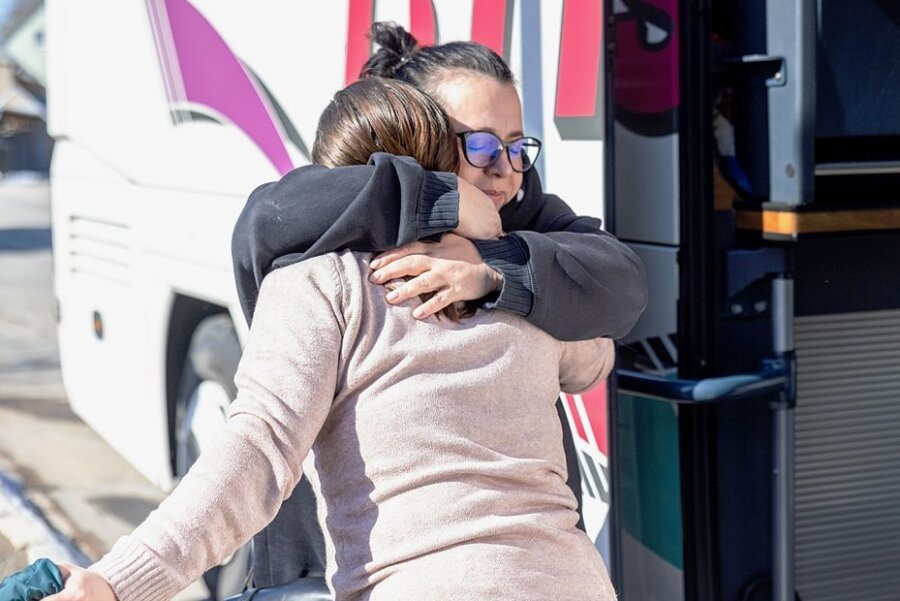 Als am 3. März ein Bus mit Geflüchteten Frauen und Kindern in Herrmannsdorf eintraf, war Nicole Borisuk froh, diese wohlbehalten wiederzusehen. Sie hatte von Deutschland aus über den Verein "Lebendige Hoffnung" die Flucht mit organisiert.