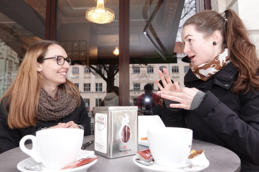 Aus einer Idee wird praktische Hilfe für hörgeschädigte Kinder - Nora Grundmann (links) und Christiane Langer können sich perfekt in Gebärdensprache unterhalten. Die beiden sind öfter auf einen Kaffee in ihrer Studienstadt Zwickau. 
