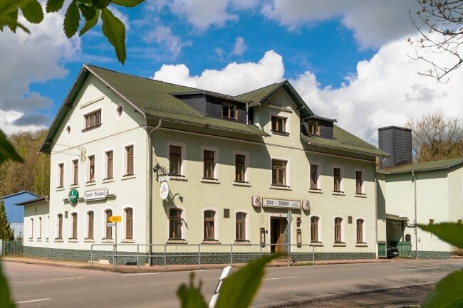 Im ehemaligen Hotel Bielatal im Olbernhauer Ortsteil Hallbach direkt an der B 171 sollen Nahrungsergänzungsmittel hergestellt werden. 