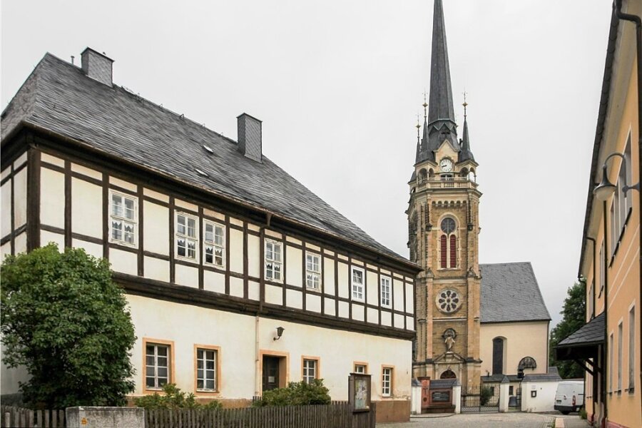 Historisches Ensemble: das Pfarrhaus und die St.-Laurentius-Kirche von Elterlein. Auf der rechten Seite befindet sich das Gebäude der früheren Oberschule. 