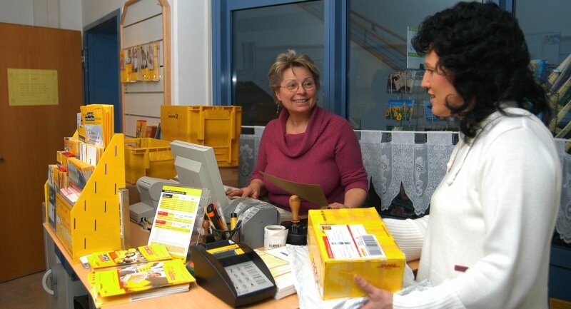 
              <p class="artikelinhalt">Inge Krista (l.) betreibt in ihrem Geschäft in der Kurhauspassage von Thermalbad Wiesenbad auch eine Postagentur. Doch zum Leidwesen von Kunden wie Constanze Barth soll diese in einen sogenannten Verkaufspunkt umgewandelt werden, in dem es nur noch Marken gibt. </p>
            