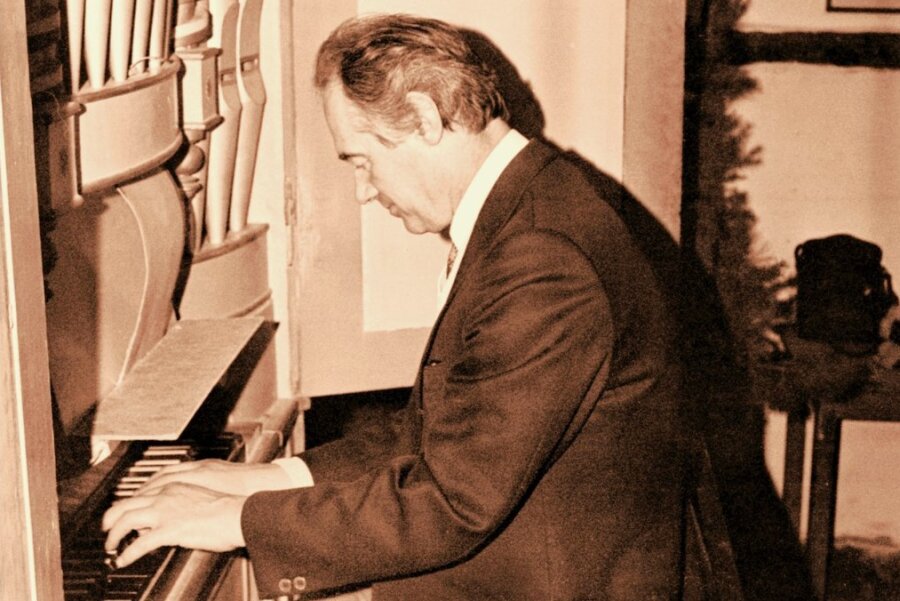 Diese alte Aufnahme zeigt Hans Otto am Orgelpositiv der Grube Alte Elisabeth in Freiberg. 