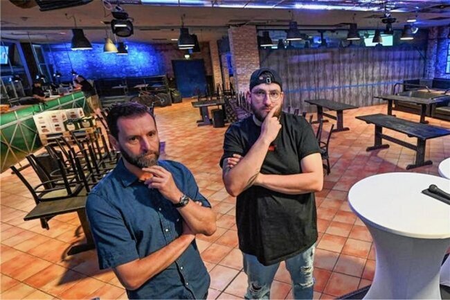 Aus für Brauclub Chemnitz: Geschäftsführer hält sich zu Gründen weiterhin bedeckt - Gastronom André Donath (links) und Clubchef Rico Rupf im „Brauclub“, der noch im Juni schließen wird.