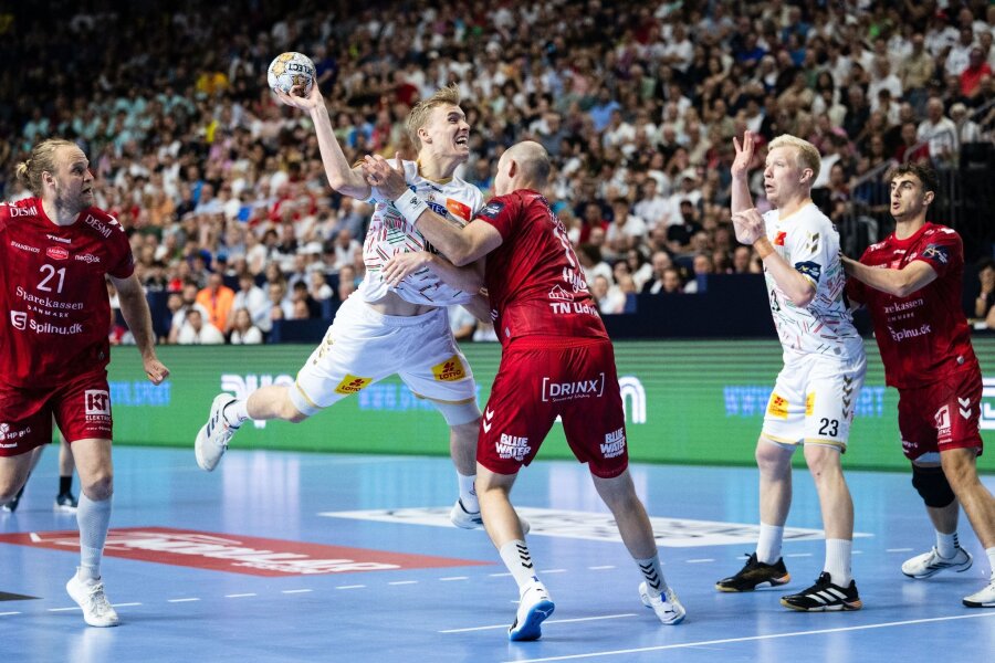 Aus für deutsches Handball-Duo in der Königsklasse - Gisli Thorgeir Kristjansson (2.v.l) konnte sich mit der Magdeburger Mannschaft nicht durchsetzen.