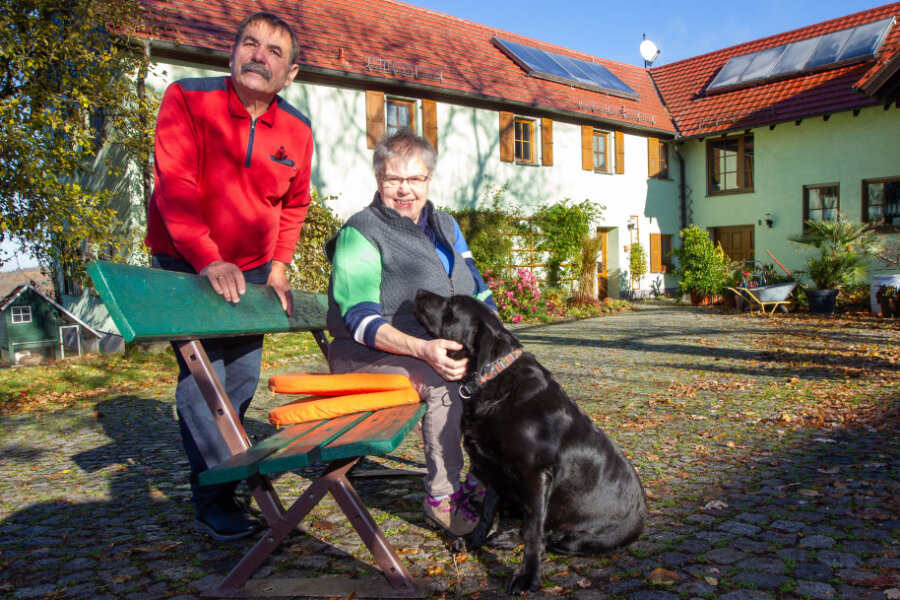 Aus für Feriendomizil an der Pöhl: Hegweins schließen ihre Pension - Luise und Johann Hegwein haben sich in Möschwitz ein kleines Paradies geschaffen. 25 Jahre hat das Paar die grüne Oase mit Feriengästen geteilt, nun verabschieden sich die Hegweins in den Ruhestand.