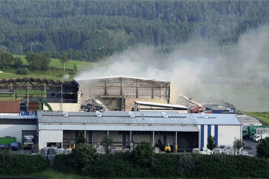 Der geplante Verkauf des kreiseigenen Abfallunternehmens Glitzner GmbH und des zugehörigen Firmenstandortes in Schneidenbach ist jetzt beschlossene Sache. Dort hatte es mehrmals gebrannt.
