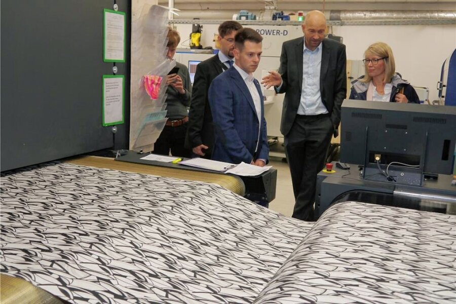 Aus für Kübler & Niethammer: Politiker Hartewig hofft auf Perspektive für Beschäftigte - Der Bundestagsabgeordnete Philipp Hartewig (3.v.r.), hier bei einem Besuch der Frankenberger Firma Innotex, hatte im Februar die Papierfabrik in Kriebethal besucht. 