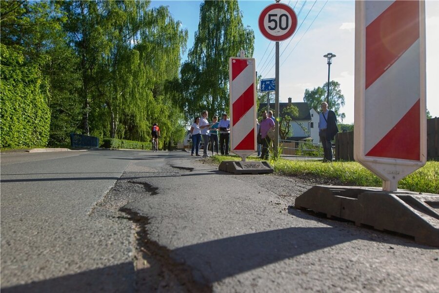 Aus Geldnot: Warnbaken statt Straßenreparatur - Kaputte Straßen gibt es auch in Kauschwitz. Warnbaken markieren dort den mangelhaften Fahrbahnrand und warnen die Autofahrer. 