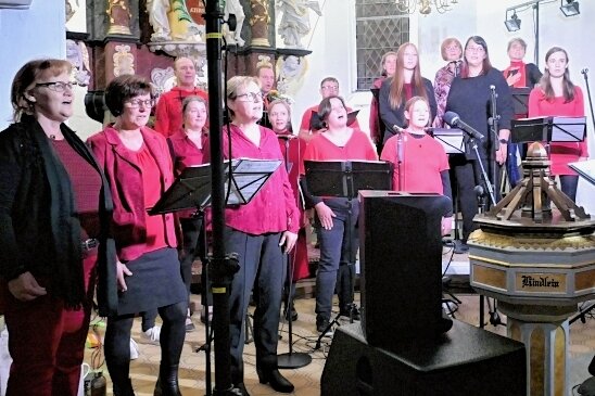 Aus Gospel-Projekt wird Chor - Unter Leitung von Carola Kowal (rechts) traten die Gospelsingerz zuletzt in der Kirche von Dittersdorf auf. 