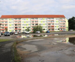 Aus grauem Beton soll eine grüne Oase werden - Wenig einladend ist die Freifläche an der Lessingstraße in Flöha. Das soll sich schon bald ändern. Die Stadt will hier einen Rasen und eine Blumenwiese anlegen. 