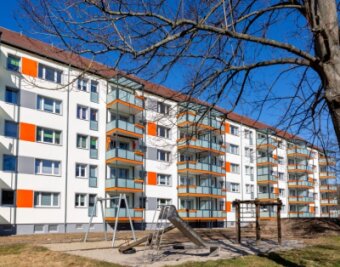 Aus grauem Einerlei in Flöha wird buntes Vorzeigeobjekt - März 2022: Nach dem Umbau gibt es fünf Hauseingänge und 42 Wohnungen. 
