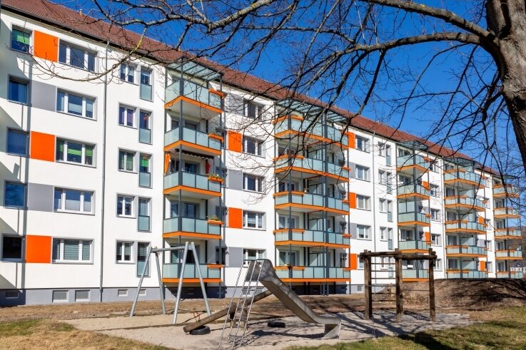 Aus grauem Einerlei in Flöha wird buntes Vorzeigeobjekt - März 2022: Nach dem Umbau gibt es fünf Hauseingänge und 42 Wohnungen. 