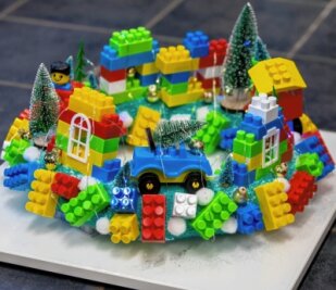 Aus Lego, Spielzeug oder Masken: Floristin gestaltet kuriose Kränze für guten Zweck - 