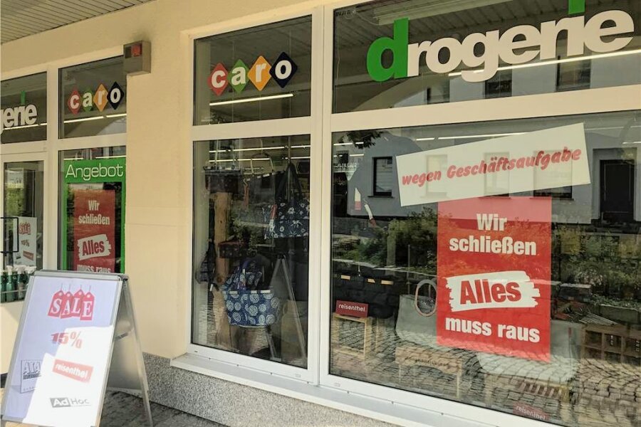 Aus nach 12 Jahren: Caro-Drogerie in Treuen kündigt Geschäftsaufgabe an - Ausverkauf bei der Caro-Drogerie in Treuen, die zum 1. September schließen soll.