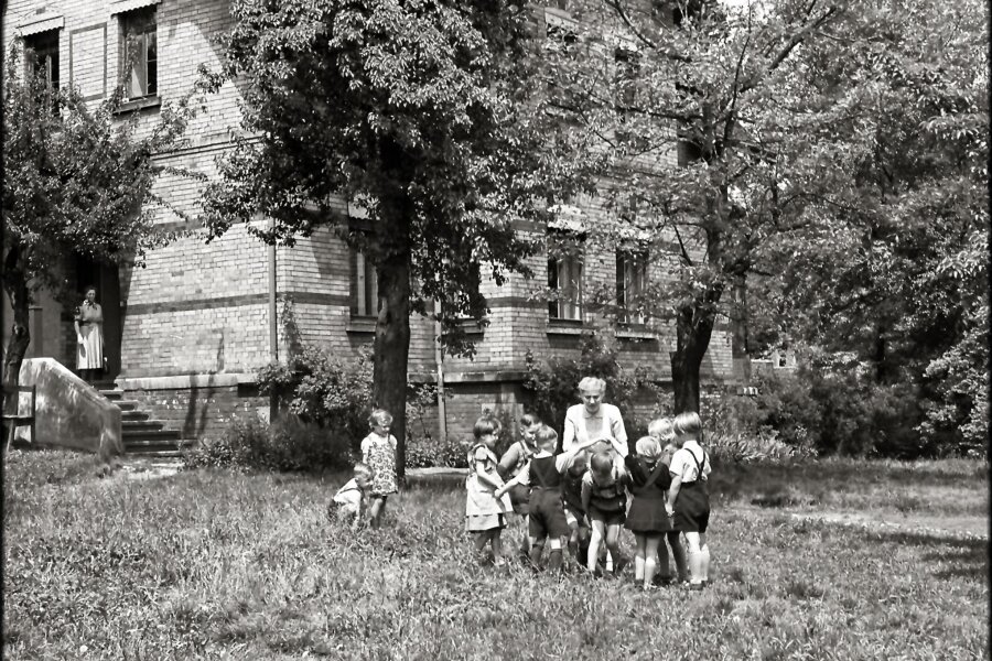 Aus nach 20 Jahren: Der Reichenbacher Foto-Kalender zeigt auch in der letzten Ausgabe, wie bunt die Stadt geworden ist - Blick an die Reichenbacher Trinitatisgasse. Dort war zu DDR-Zeiten in einer Fabrikantenvilla ein Kindergarten untergebracht.