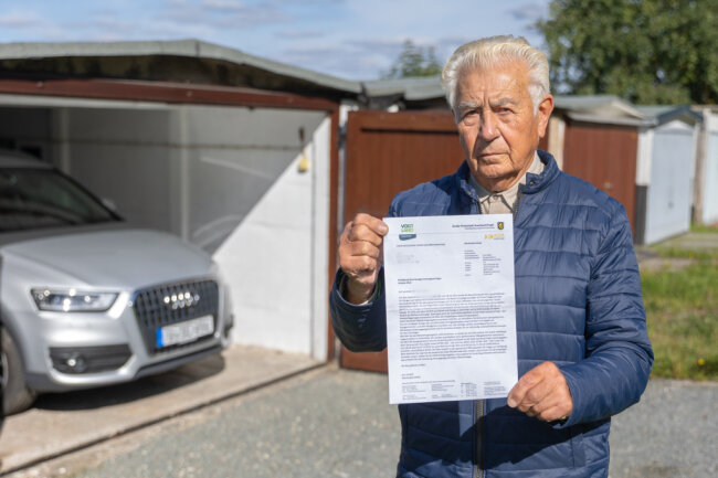 Aus Pacht wird Miete: Kündigungen verärgern Auerbacher Garagenpächter - Klaus Schimansky fühlt sich enteignet: Seine Garage in Hinterhain hat er seit 1962. Er ist somit Erstnutzer. Die Fertigteilgarage, hergestellt bei Kirchberg, kostete damals 900 DDR-Mark. Der an die Pächter gegangene Brief weise formelle Fehler auf: er ist nicht unterschrieben, so Schimansky.  