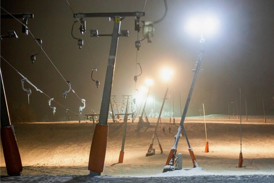 "Noch mal hell erleuchtet, bevor das Licht ausgeht" - so das Anliegen der Aktion an den Skianlagen, wie hier in Oberwiesenthal. 