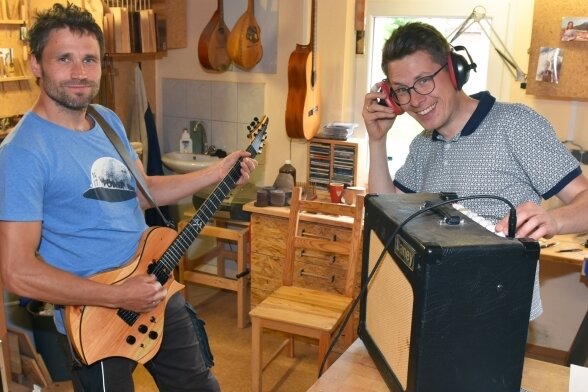 Aus Respekt vor dem Holz entsteht eine Supergitarre - Roy Fankhänel (links) aus Oelsnitz und Tim Walter aus Burgstädt haben die Gitarrenmanufaktur Odem gegründet. Das neue Teil wird schon mal in der Werkstatt ausprobiert. 