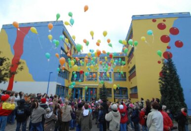 Aus Typenbau wird farbenfrohes Haus - 
              <p class="artikelinhalt">Zur Feier des Tages ließen die 173 Schüler der Engelsschule bunte Luftballons in den Himmel steigen. An jedem war eine Karte mit dem Bild und der Adresse der Schule befestigt.</p>
            