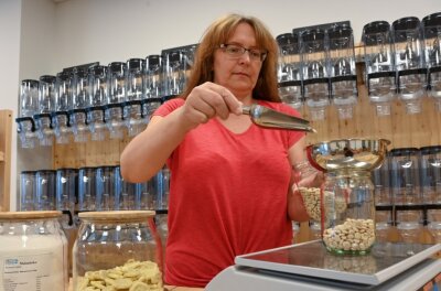 Aus Überzeugung: 45-Jährige eröffnet Unverpackt-Laden in Burgstädt - Am Donnerstag eröffnet Mandy Mehner an der Dr.-Robert-Koch-Straße 19 in Burgstädt ihren Unverpackt-Laden. Hier wiegt sie verschiedene Müsli-Zutaten in einem Glas ab. 