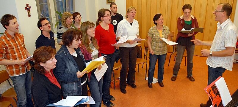 Aus vier Gruppen wird ein Chor - 
              <p class="artikelinhalt">Michael Fröhlich (r.) probt mit der Mittweidaer Gruppe für das Gospel-Projekt. </p>
            