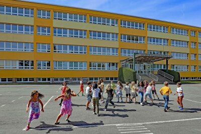 Aus Werdauer Umweltschule müssen die Fußböden raus - Die Umweltschule in Werdau - 1979 in Plattenbauweise errichtet - ist ein Sanierungsfall. 