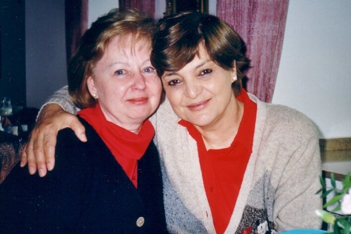 Die Übersetzerin mit der Schriftstellerin Sahar Khalifa im Jahr 2002.